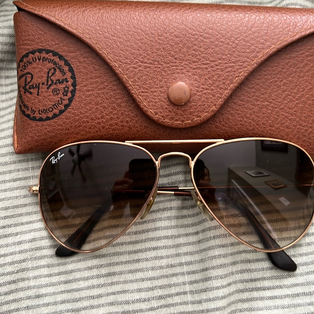 Ray Ban Aviators.